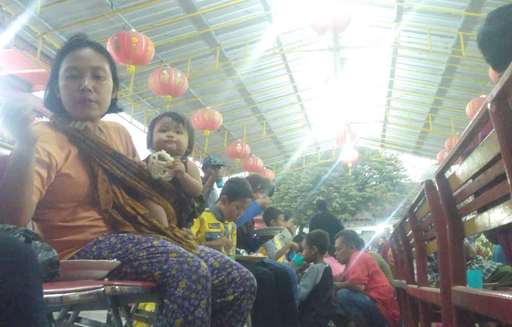 Antusias warga sekitar Klenteng memadati lokasi buka puasa bersama di Klenteng Hok Swie Bio, Jumat (8/6) sore.