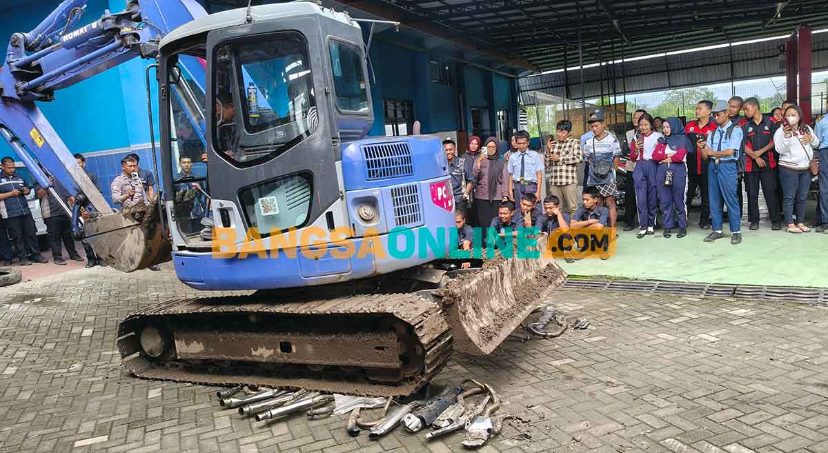 Pemusnahan knalpot brong yang dimusnahkan Satlantas Polres Blitar. Foto: AKINA NUR ALANA/BANGSAONLINE