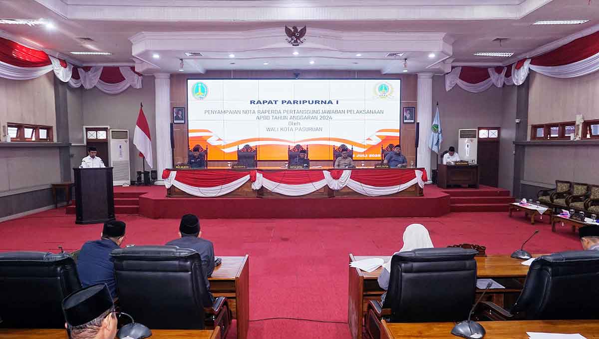 Rapat paripurna terkait penyampaian Raperda Pertanggungjawaban APBD 2024 di Kota Pasuruan.