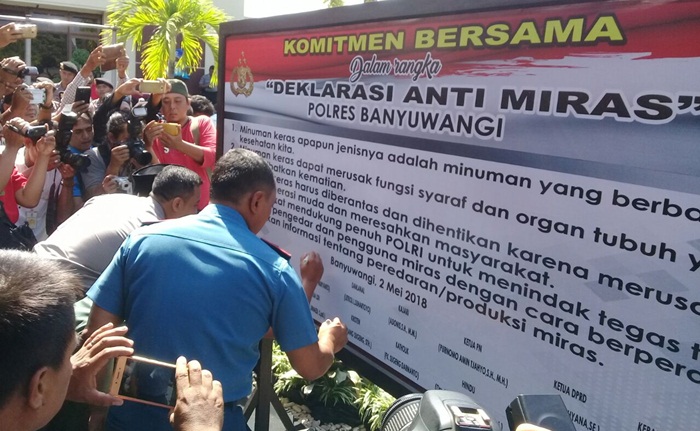 Forpimda, elemen masyarakat dan tokoh lintas agama saat menandatangani kesepakatan komitmen bersama dalam deklarasi anti miras.