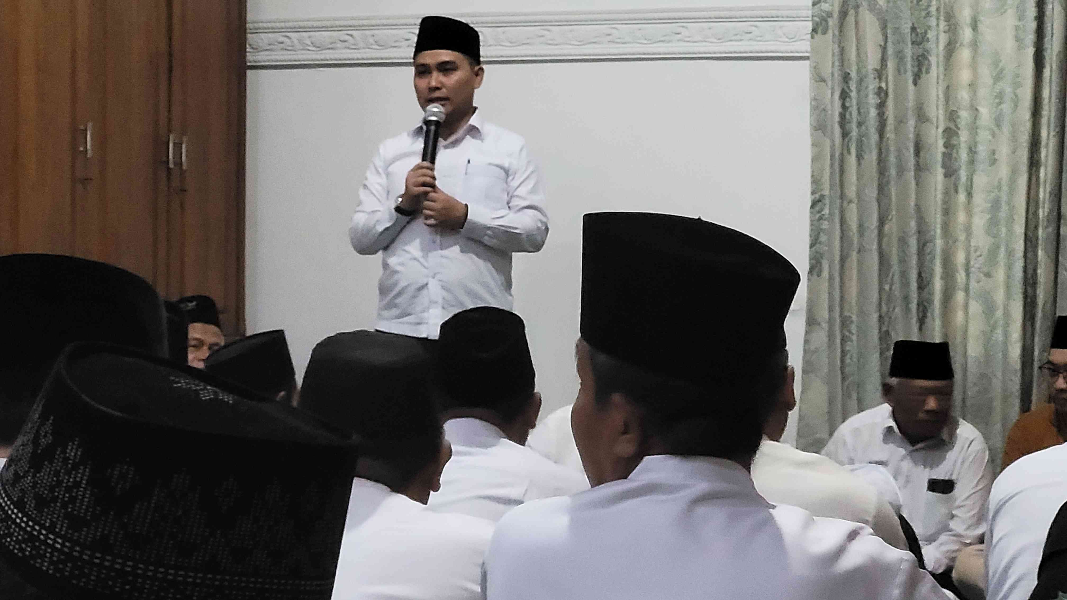 Bupati Mojokerto Dr Muhammad Al Barra (Gus Bara) saat menyampaikan sambutan dalam dalam acara shalat malam dan istighatsah di Pendopo Peringgitan Kabupaten Mojokerto, Sabtu (26/7/2025) malam. Foto: bangsaonline