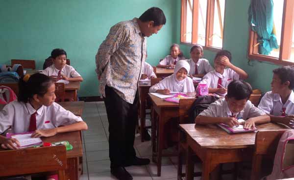 Wali Kota Kediri Abdullah Abu Bakar saat menyapa para siswa dan siswi SDN Tempurejo Kecamatan Pesantren Kota Kediri, Rabu (25/11). foto: arif kurniawan/BANGSAONLINE