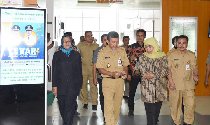 Gubernur Khofifah Jenguk Wali Kota Risma di RSUD Dr Soetomo