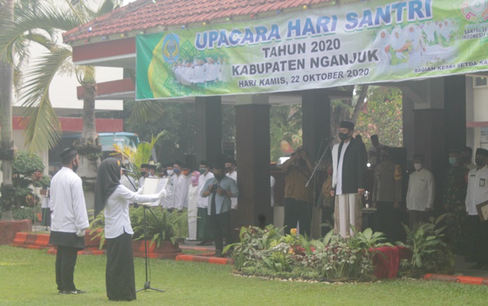 Bupati Nganjuk H Novi Rahman Hidayat pimpin upacara di Hari Santri Nasional. foto: BAMBANG/ BANGSAONLINE