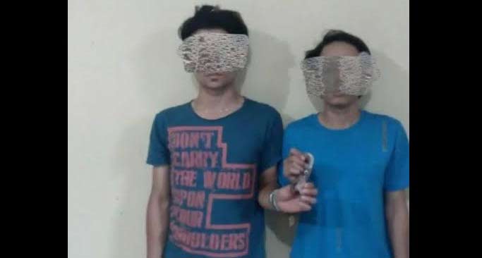 Kedua tersangka di Mapolsek Tenggilis. foto: ist