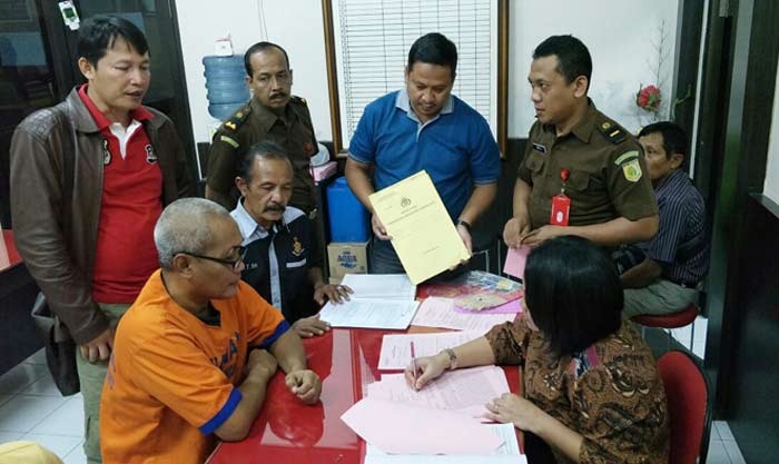 Tresangka kasus peredaran 5,3 juta pil PCC  bersama para petugas.