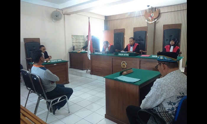 Terdakwa saat menjalani sidang.