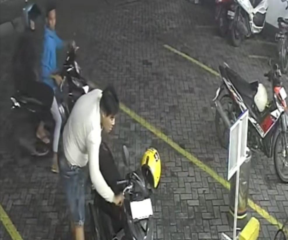 Tangkap layar CCTV saat pelaku terlihat jelas menggondol sepeda motor korban dalam hitungan detik