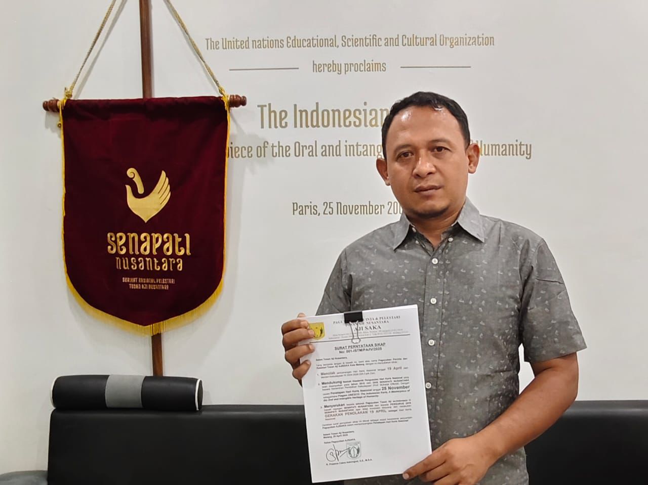 Nurjianto, Wasekjen Senapati Nusantara saat menunjukkan bukti penolakan. (Ist). 
