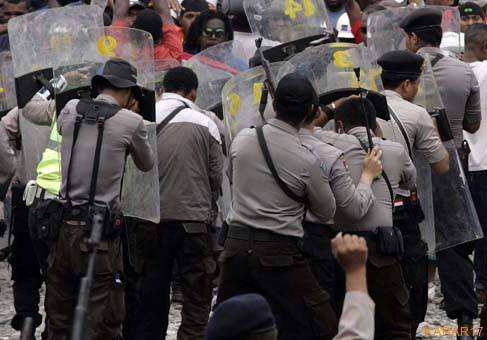 Ilustrasi: polisi saat amankan para pendemo. foto: kabar17.com