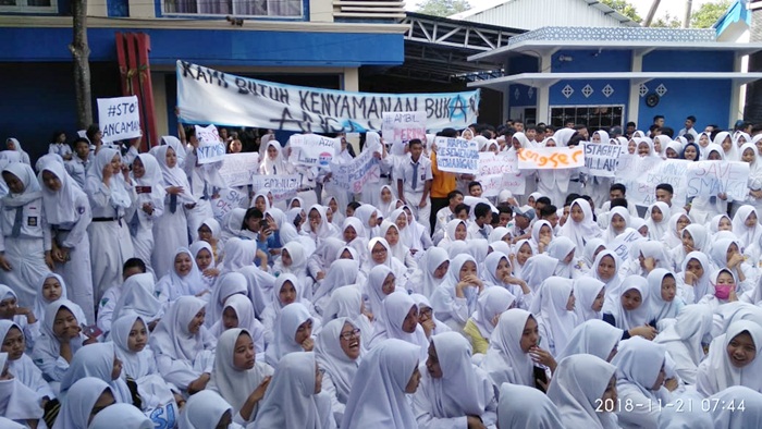 Siswa-siswi SMAN 1 Gondanglegi Malang saat mendemo sekolahnya sendiri.