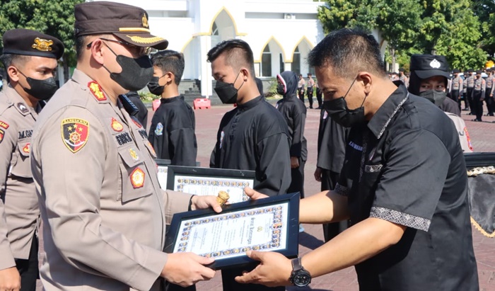 Kapolres Pasuruan AKBP Erick Frendriz saat memberikan penghargaan kepada 8 atlet pencak silat Kabupaten Pasuruan usai mengikuti Turnamen Pencak Silat Remaja Piala Kapolda Jatim pada November 2021 lalu.