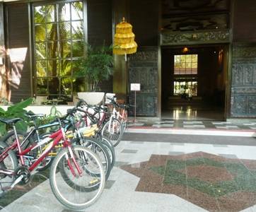 ?Sepeda di depan lobi hotel, bukan pajangan. Tapi moda lokal yang bisa dimanfaatkan tamu atau pegawai untuk mobilitas dalam area hotel. Foto:rosihan c anwar/BANGSAONLINE
