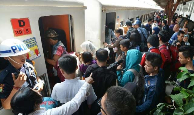 Pemudik memasuki KA Kertajaya tujuan Surabaya, di Stasiun Pasar Senen, Jakarta, Kamis (30/6). foto: merdeka.com