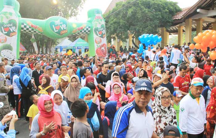 BERJUBEL: Warga mengikuti Jalan Sehat Bersama dalam rangka HKN ke-53 di Alun-alun Sidoarjo, Minggu (12/11). foto: istimewa