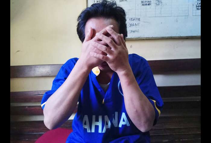 Tersangka  Indra Sahyah (46) saat di kantor Polres Pasuruan.