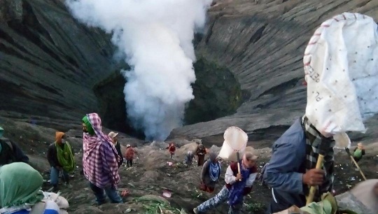 
Warga mengambil persembahan dikawah Gunung Bromo, Probolinggo, Jawa Timur, Sabtu (30/6).
