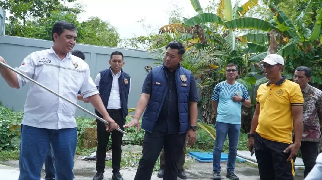Tim gabungan Satreskrim Polres Lamongan dan Diskoperindag saat sidak BBM di salah satu SPBU