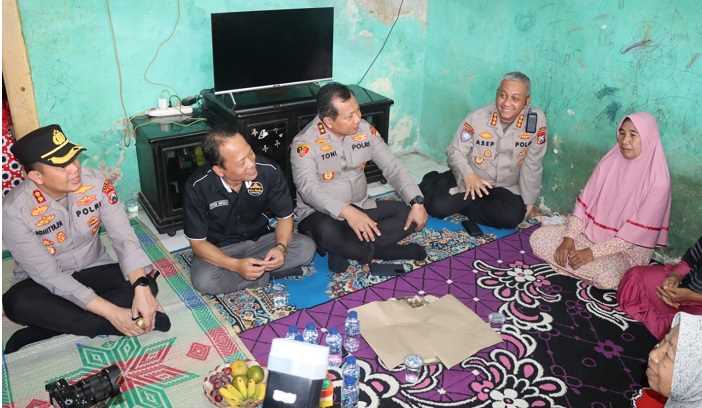  Jumat Curhat, Kapolda Jatim dengarkan Keluhan Warga Desa Sukorejo dari Rumah ke Rumah