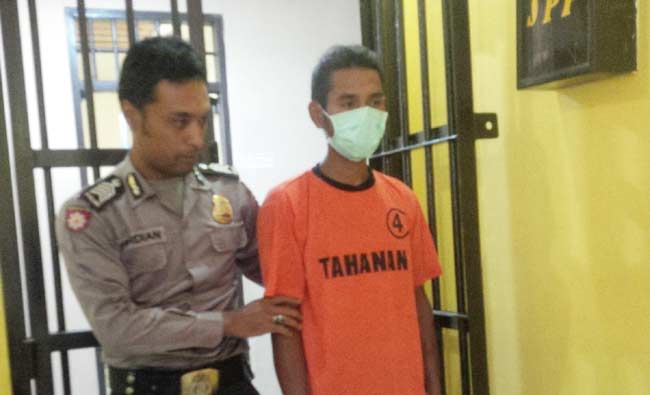 Suliono, saat hendak dijebloskan ke penjara. foto: putut priyono/ BANGSAONLINE