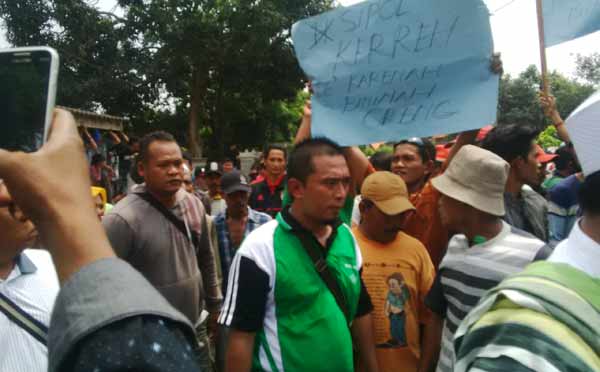 EMOSI: Kades Jabung Candi, Ahmad Haris saat memimpin demo. foto: andi/ BANGSOANLINE