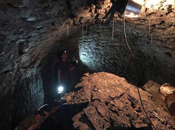 Terowongan yang ditemukan di bawah rumah. Ada-ada saja aktivitas lockdown. foto: mirror.co.uk