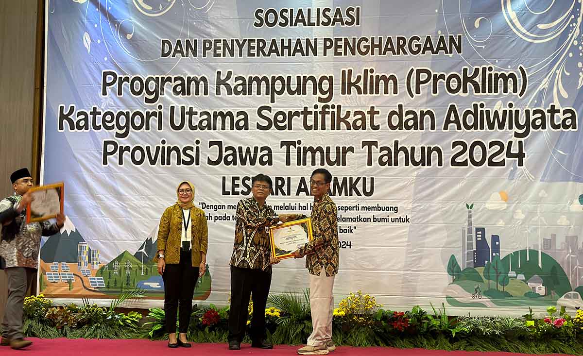 Kepala SMAN 2 Batu, Anto Dwi Cahyono, saat menerima penghargaan sekolah Adiwiyata tingkat provinsi.