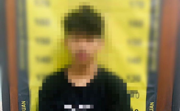 Tersangka saat diamankan petugas. (foto: ist)