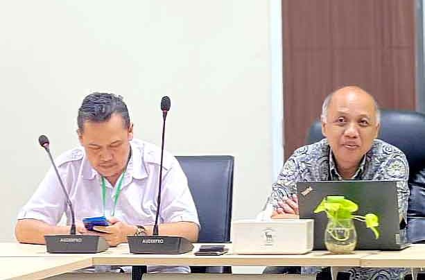 Kepala BPJS Kesehatan cabang Gresik, Janoe Tegoeh Prasetijo (kanan).
