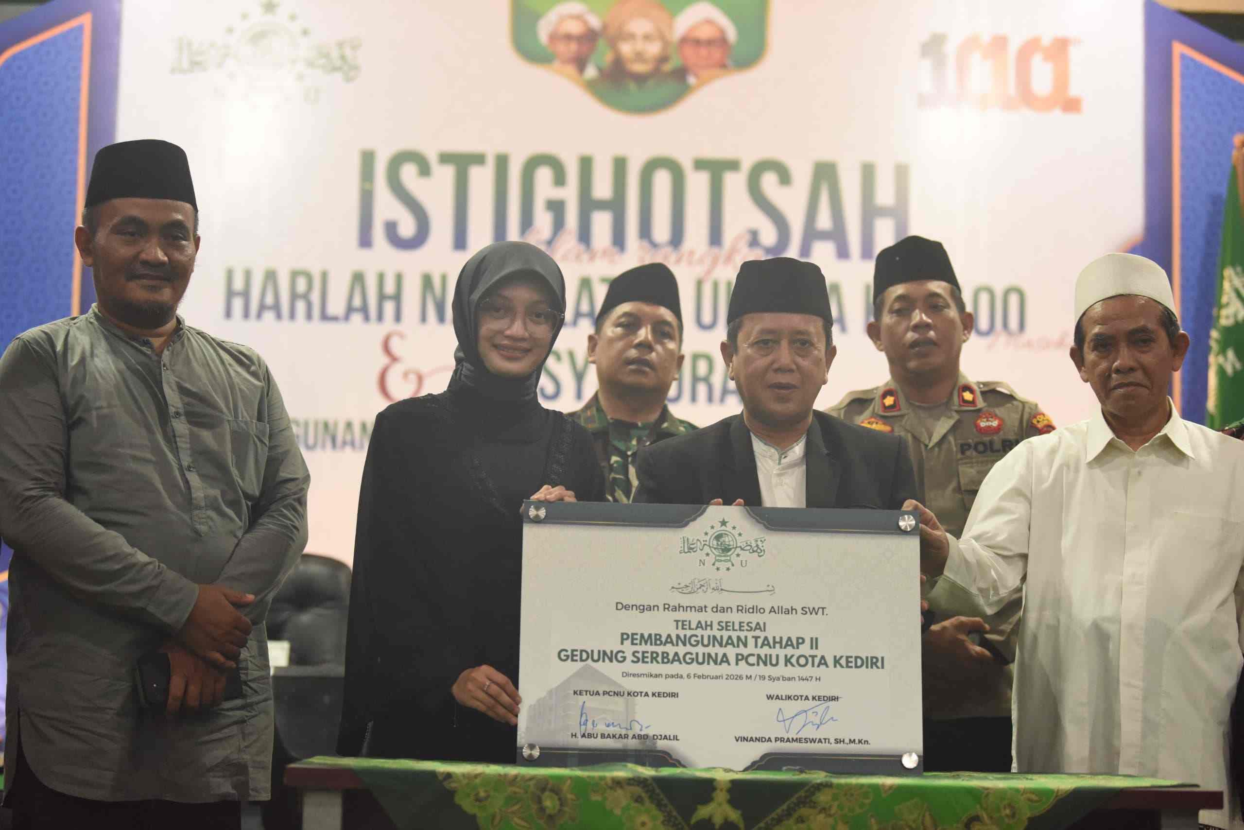 Ketua PCNU Kota Kediri, KH Abu Bakar Abdul Jalil bersama Mbak Wali usai penandatanganan prasasti dan pemotongan tumpeng. (Ist)