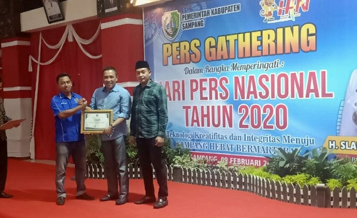 Bupati terima penghargaan dari PWI Sampang.