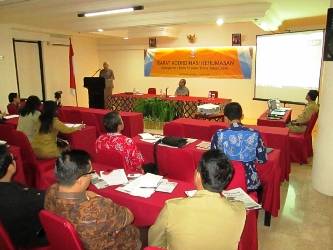 ?Ketua Dewan Pers Bagir Manan di hadapan peserta rakor humas se-Jatim di Hotel Satelit Surabaya. foto : nisa/bangsonline