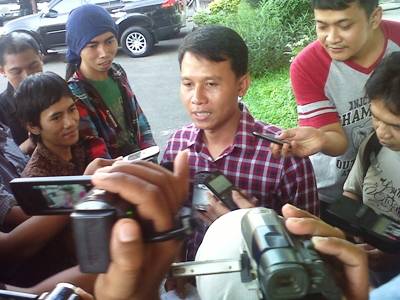 Kasat Reskrim Polrestabes Surabaya AKBP Sumaryono saat membeberkan penyelidikan polisi terkait kerusuhan bonek. foto:rusmiyanto/BANGSAONLINE