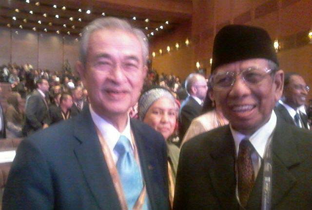 KH A Hasyim Muzadi dan Abdullah Ahmad Badawi. foto: BANGSAONLINE