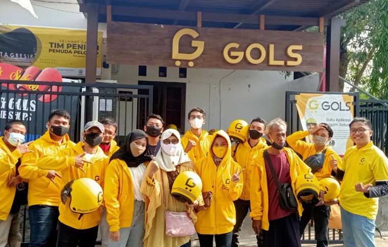 Para milenial Gresik ketika mengenalkan aplikasi GOLS. foto: ist.