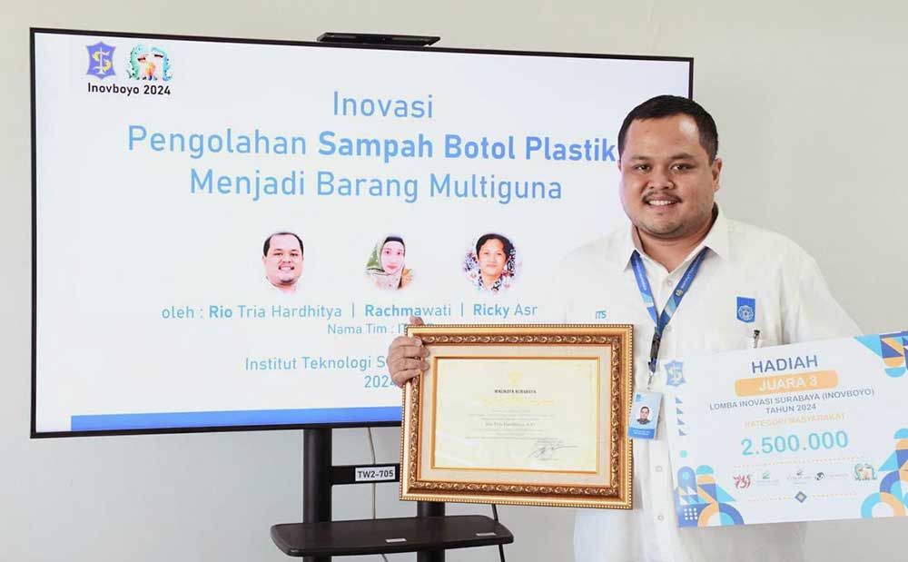Rio, Ketua tim ITS 3R menunjukkan piagam dari ajang Inovboyo 2024.
