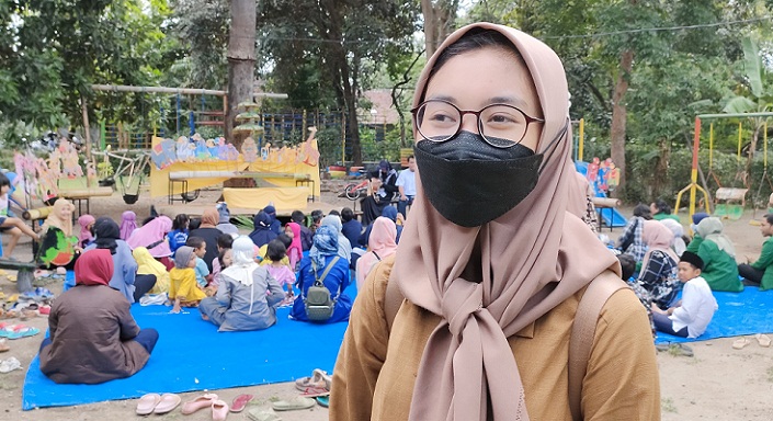 Liana, pendamping Sekolah Alam Ramadhani saat memberi keterangan kepada wartawan. Foto: Muji Harjita/ BANGSAONLINE.com
