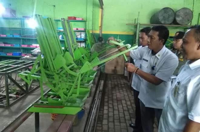 Inilah alat penanam padi manual hasil karya Subagyo Edi Sasmito.