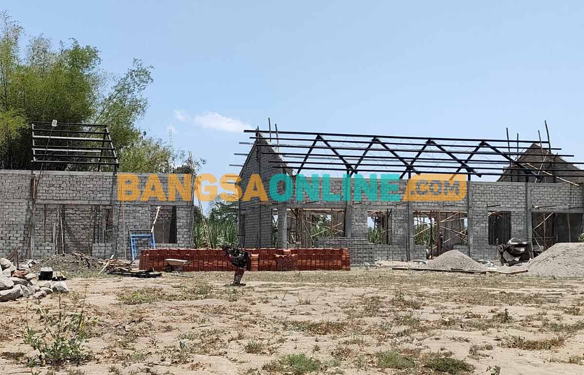 Progres pembangunan pondok pesantren di area belakang Situs Ndalem Pojok Kediri. Foto: MUJI HARJITA/ BANGSAONLINE