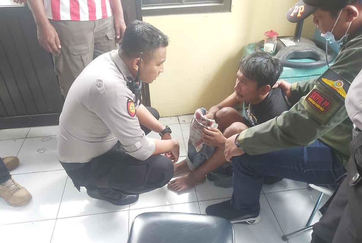 ODGJ bernama M Agus yang diduga pelaku penculikan saat diamankan Polsek Mulyorejo, Kamis (2/2/2023)