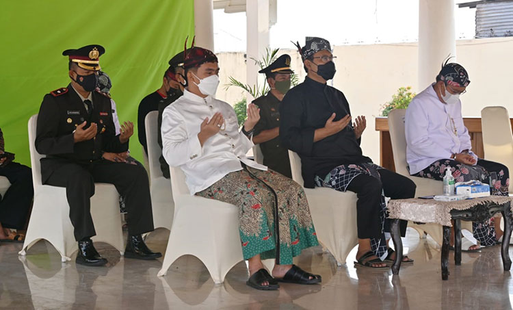 Prosesi Upacara Peringatan Hari Lahir Pancasila Tahun 2021 secara virtual via video conference dengan Presiden RI Joko Widodo di Pendopo Surga Surgi Kota Pasuruan, Selasa (1/6/2021).