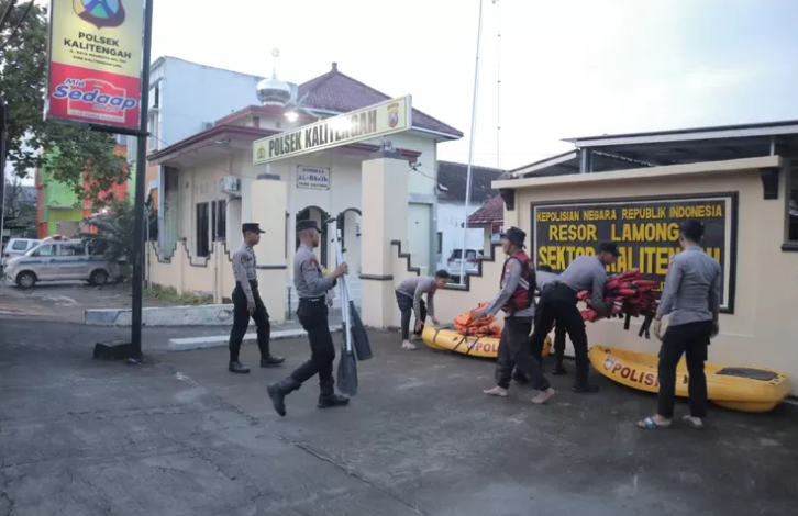 Anggota Polres Lamongan yang disiagakan di Polsek Kalitengah