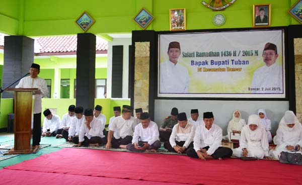 BEBER. Bupati Tuban H Fathul Huda ketika membeberkan beberapa prestasi Pemkab Tuban dan sosialisasi terkait kerawanan dalam pilkada. (foto: suwandi/BANGSAONLINE)