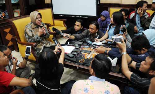Wali Kota Tri Rismaharini saat memberikan penjelasan terkait Pasar Turi Baru. (foto: yuli iksanti/BANGSAONLINE)