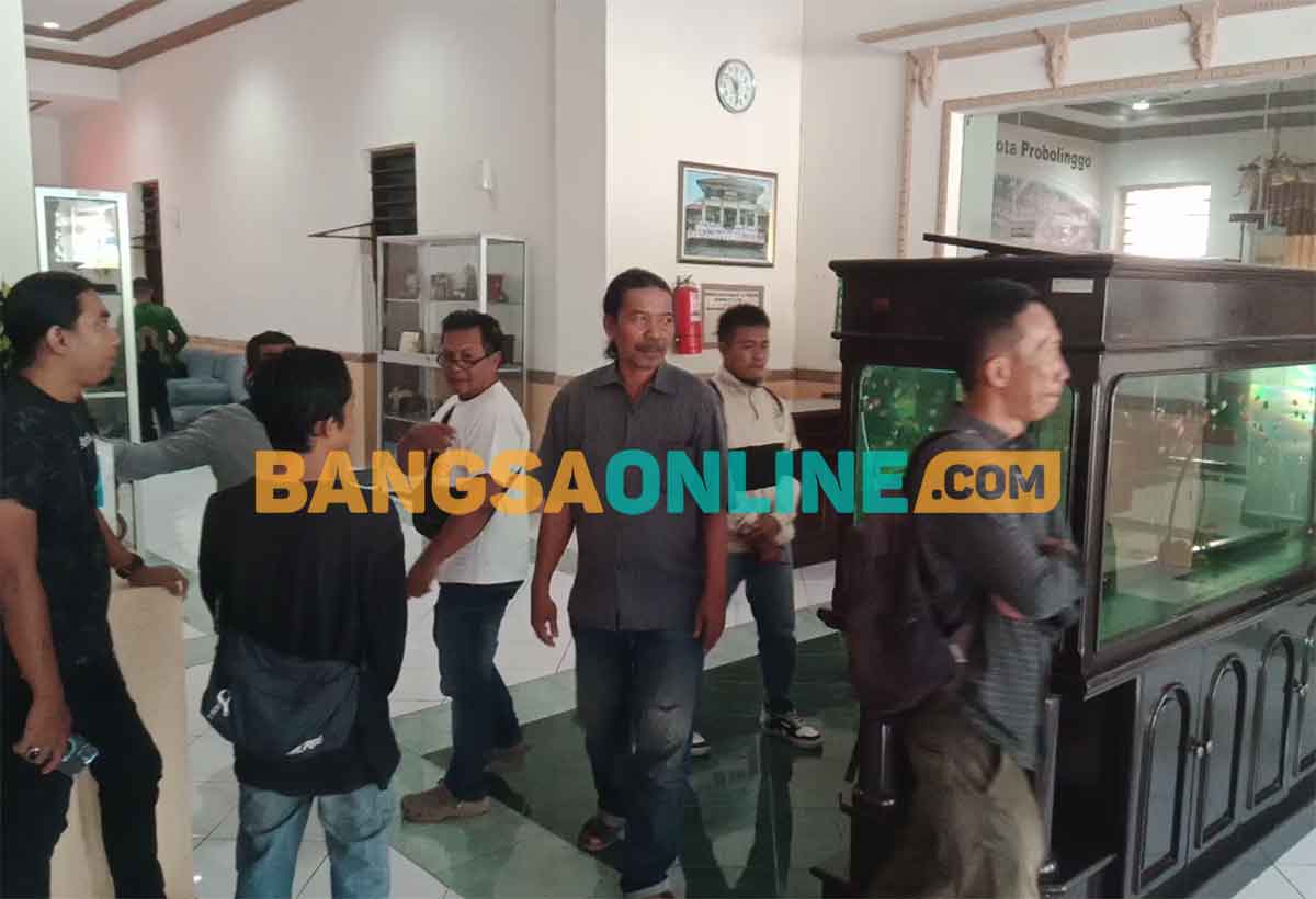 Para wartawan saat mendatangi kantor DPRD Kota Probolinggo. Foto: SUGIANTO/BANGSAONLINE