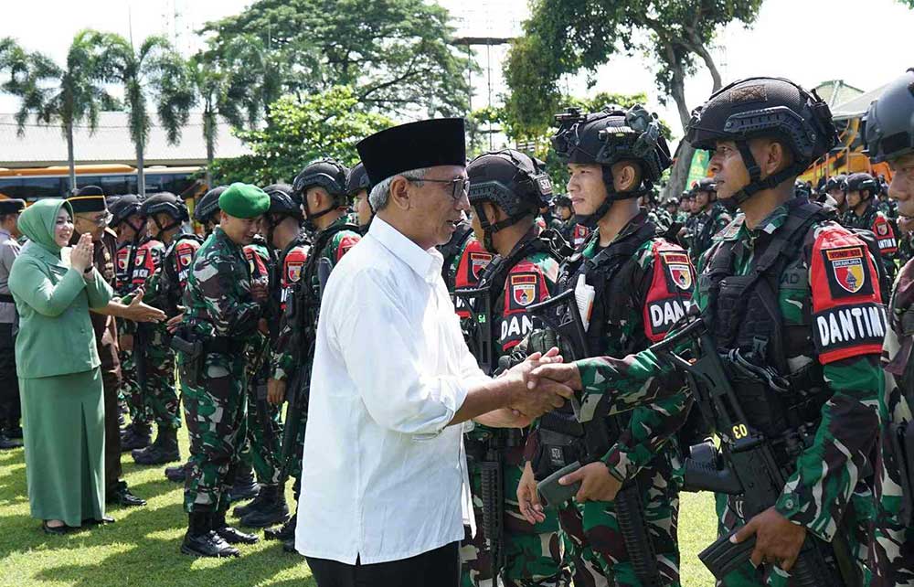 Wakil Wali Kota Kediri Gus Qowim saat memberi selamat kepada prajurit. Foto: Ist.