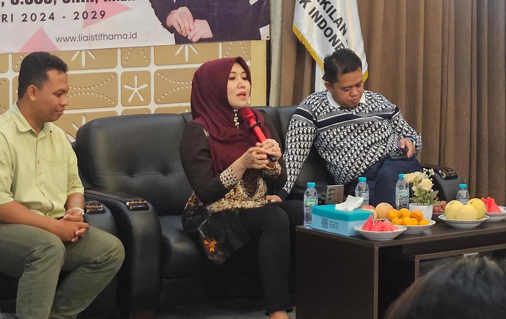 Lia Istifhama dan Aang Kunaifi saat menjadi narasumber dalam Momentum Syawalan Pemuda Jawa Timur.