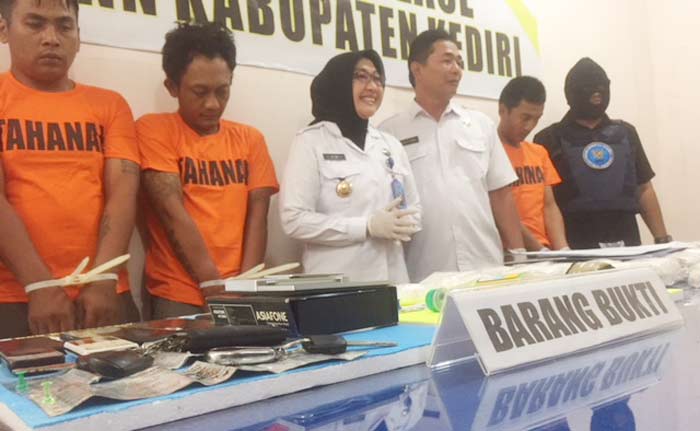 ?Ratusan ribu butir pil double L bersama tiga tersangka saat digelar di kantor BNN Kabupaten Kediri. Foto: ARIF K/BANGSAONLINE
