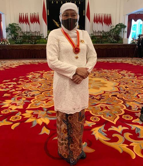Gubernur Jawa Timur, Khofifah Indar Parawansa seuisa menerima anugerah tanda kehormatan Bintang Mahaputra Utama dari Presiden Joko Widodo di Istana Negara, Rabu (11/11). foto: ist/ bangsaonline.com
