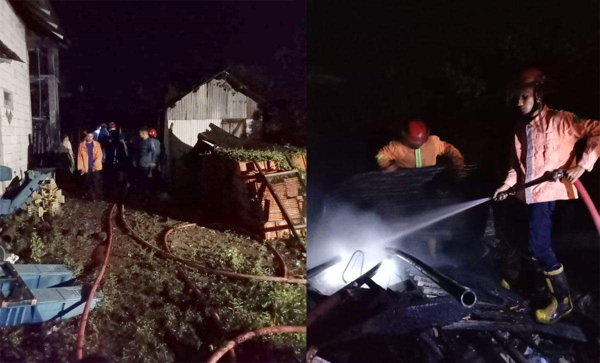 Petugas pemadam kebakaran melakukan pembasahan di gudang kayu yang terbakar di Tanggulangin, Sidoarjo.